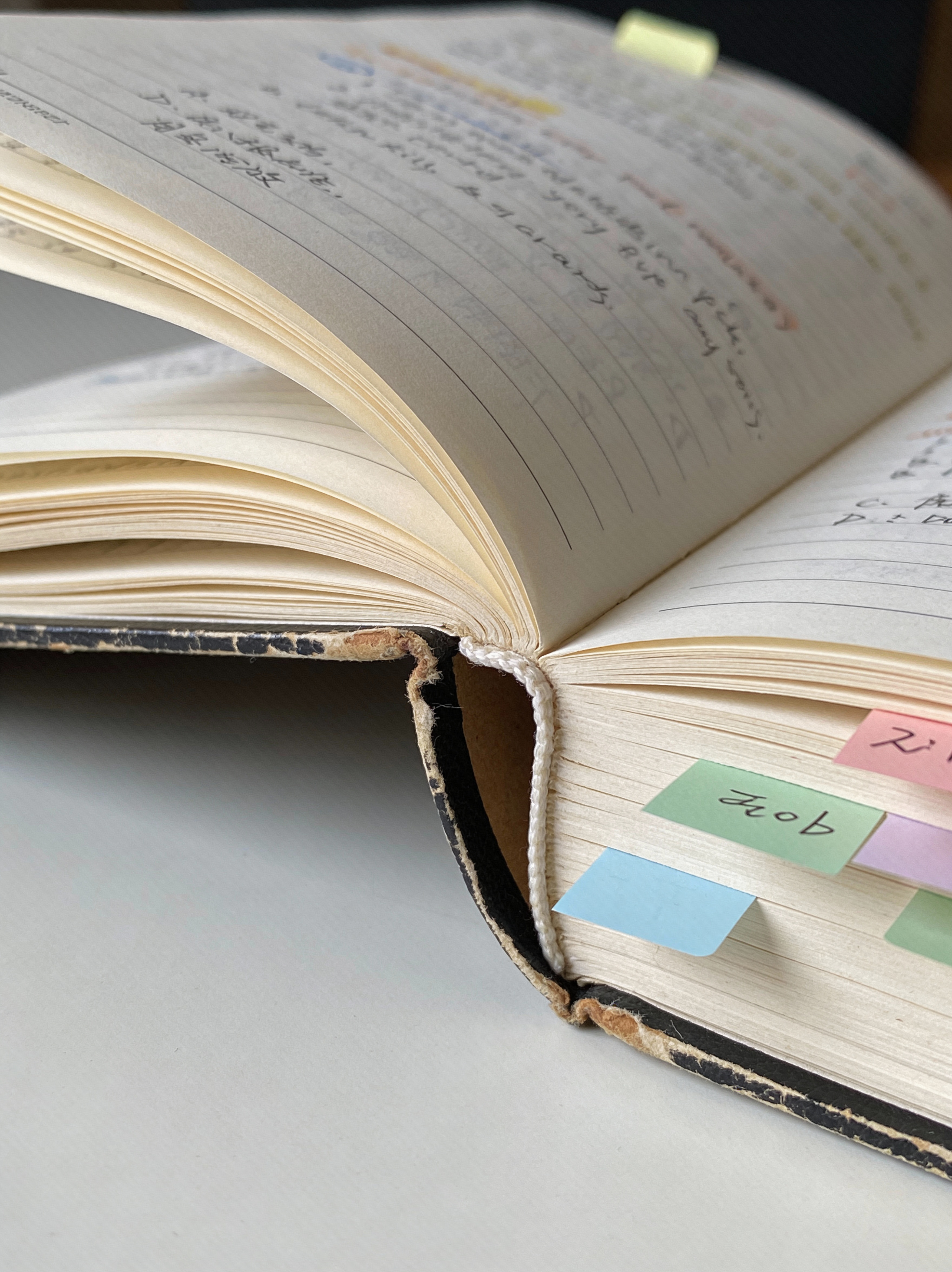 Um caderno bem usado, o peso de decisões cuidadosas e a longo prazo